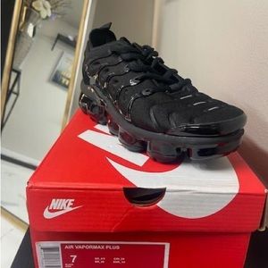 Size 7 woman’s black vapor max plus